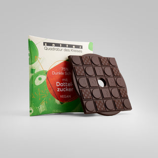 QDK Dunkle Schoko mit Dattelzucker – Detail mit ausgepackter Schokoladentafel